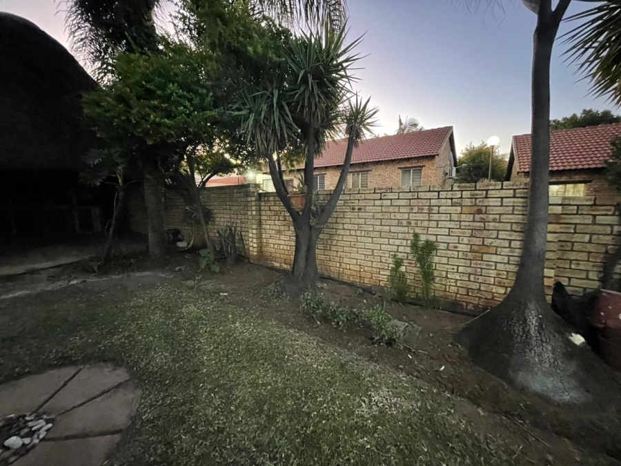 To Let  Bedroom Property for Rent in Cashan North West